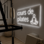 Séance de Pilates dans un studio avec plusieurs femmes en exercice