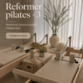 Femme pratiquant des exercices de pilates réformé dans un studio lumineux