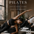 Séance de Pilates en groupe au West Loop, Chicago, avec des participantes en pleine concentration.