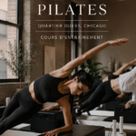 Séance de Pilates en groupe au West Loop, Chicago, avec des participantes en pleine concentration.