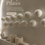 Femme pratiquant le pilates chaud avec un matériel adapté.