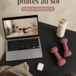Une femme pratiquant le Pilates sur tapis dans un cadre serein