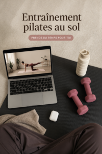 Une femme pratiquant le Pilates sur tapis dans un cadre serein