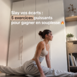 Femme souriante effectuant des exercices de flexibilité à domicile.