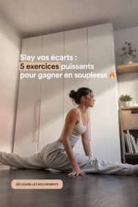 Femme souriante effectuant des exercices de flexibilité à domicile.