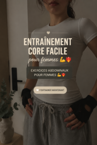 Une femme souriante réalisant des exercices d'abdominaux lors d'une séance à domicile.