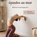 Femme réalisant des étirements muraux pour ses épaules.