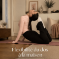 Femme s'étirant à la maison pour améliorer sa flexibilité du dos