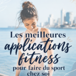 Un smartphone affichant une application de fitness dans un salon lumineux.