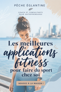 Un smartphone affichant une application de fitness dans un salon lumineux.