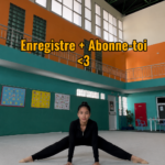 Une femme examine un smartphone endommagé avec un air préoccupé
