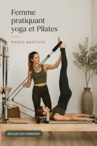 Femme pratiquant le yoga en pleine nature, prenant un moment pour se recentrer.