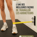 Femme en pleine séance d'exercices d'adduction, renforçant ses jambes.