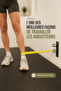 Femme en pleine séance d'exercices d'adduction, renforçant ses jambes.