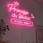 Femme pratiquant le Pilates dans un studio lumineux, dynamique et apaisant.