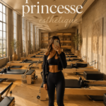 Femme pratiquant le Pilates dans un décor élégant, symbolisant l'esthétique princesse.