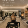 Une femme pratiquant des exercices de Pilates dans un cadre paisible le soir, illustrant la détente et le bien-être.