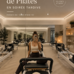 Une femme pratiquant des exercices de Pilates dans un cadre paisible le soir, illustrant la détente et le bien-être.