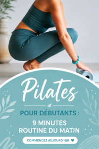 Femme effectuant une routine de Pilates matinale au sol.