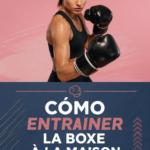 Femme s'entraînant au boxe à la maison, gants aux mains, sac de frappe en arrière-plan