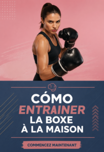 Femme s'entraînant au boxe à la maison, gants aux mains, sac de frappe en arrière-plan