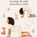 Un enfant souriant pratiquant des poses de yoga dans un cadre amusant avec des accessoires colorés.