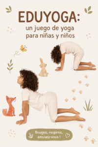 Un enfant souriant pratiquant des poses de yoga dans un cadre amusant avec des accessoires colorés.