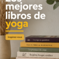 Personne lisant un livre de yoga dans un espace calme avec des plantes.