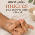 Femme en méditation pratiquant un mudra pour le bien-être