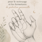 Femme pratiquant des mudras de nettoyage et de protection personnelle en pleine nature.