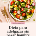 Femme souriante préparant un repas léger et équilibré pour perdre du poids