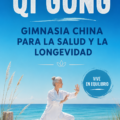 Femme pratiquant le Qi Gong en pleine nature, symbole de bien-être et d'équilibre.