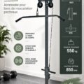 Femme utilisant un accessoire de bench press dans une salle de gym moderne.