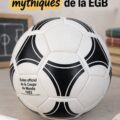Ballons de foot mythiques sur un terrain de sport