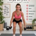 Femme entraînant son corps avec des exercices tonifiants, ambiance chaleureuse et motivante
