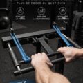 Femme utilisant des grippers pour améliorer sa force de prise.