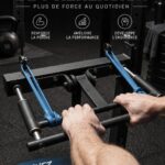 Femme utilisant des grippers pour améliorer sa force de prise.