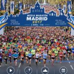 Coureurs au marathon de Madrid, participants enthousiastes sur le parcours.