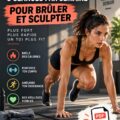 Femme pratiquant des exercices de HIIT à la maison, avec des poids légers