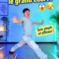 Femme en train de réaliser un grand écart sur un tapis de yoga, illustrant la souplesse
