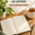 Femme écrivant dans son journal avec un café dans une atmosphère calme.