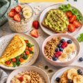 Assiette colorée de recettes de petits-déjeuners sains avec fruits et céréales