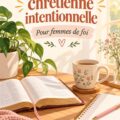 Femme méditant le matin avec une tasse de thé et un livre inspirant.